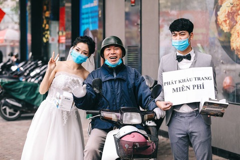 Diện đồ cưới tặng khẩu trang: Chúng tôi được chúc phúc rất nhiều - Ảnh 1. Diện đồ cưới tặng khẩu trang: Chúng tôi được chúc phúc rất nhiều - Ảnh 1.
