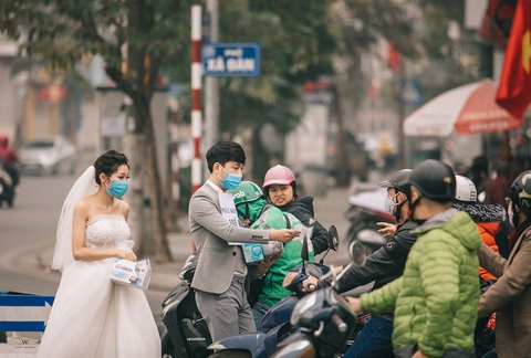 Diện đồ cưới tặng khẩu trang: Chúng tôi được chúc phúc rất nhiều - Ảnh 2. Diện đồ cưới tặng khẩu trang: Chúng tôi được chúc phúc rất nhiều - Ảnh 2.