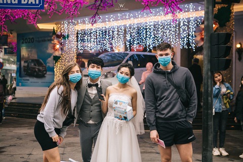 Diện đồ cưới tặng khẩu trang: Chúng tôi được chúc phúc rất nhiều - Ảnh 3. Diện đồ cưới tặng khẩu trang: Chúng tôi được chúc phúc rất nhiều - Ảnh 3.