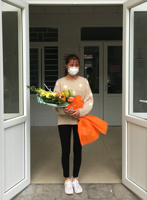 Niềm vui vỡ òa với nữ bệnh nhân nhiễm corona trong ngày xuất viện - Ảnh 3. Niềm vui vỡ òa với nữ bệnh nhân nhiễm corona trong ngày xuất viện - Ảnh 3.