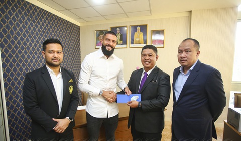 Malaysia nhập tịch thành công cầu thủ người Kosovo để đá vòng loại World Cup - Ảnh 1. Malaysia nhập tịch thành công cầu thủ người Kosovo để đá vòng loại World Cup - Ảnh 1.