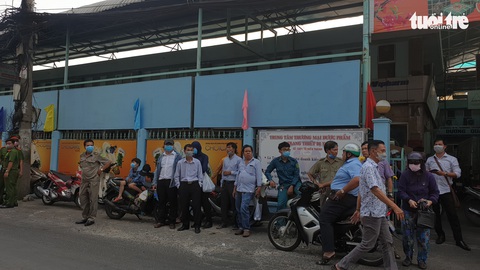 ‘Vỡ trận’ khẩu trang y tế tại chợ thuốc tây lớn nhất TP.HCM - Ảnh 2. ‘Vỡ trận’ khẩu trang y tế tại chợ thuốc tây lớn nhất TP.HCM - Ảnh 2.