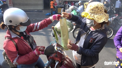 Ngày vía Thần tài, một gia đình bán hơn 5 tấn cá lóc nướng - Ảnh 5. Ngày vía Thần tài, một gia đình bán hơn 5 tấn cá lóc nướng - Ảnh 5.