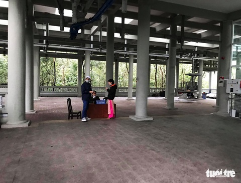 Hàng quán Yên Tử đỏ mắt tìm khách trong ngày khai hội - Ảnh 5. Hàng quán Yên Tử đỏ mắt tìm khách trong ngày khai hội - Ảnh 5.