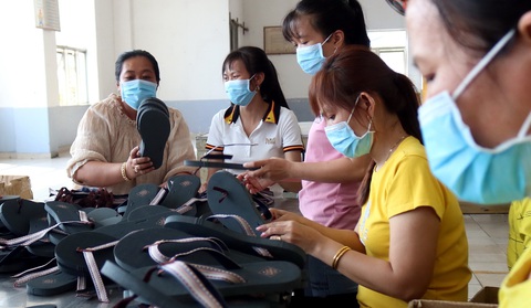 Khu công nghiệp kiểm tra công nhân ngay từ cổng để phòng dịch corona - Ảnh 1. Khu công nghiệp kiểm tra công nhân ngay từ cổng để phòng dịch corona - Ảnh 1.