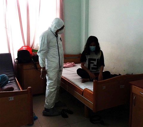 Nữ nhân viên lễ tân bị lây nhiễm virus corona khỏi bệnh, được xuất viện - Ảnh 3. Nữ nhân viên lễ tân bị lây nhiễm virus corona khỏi bệnh, được xuất viện - Ảnh 3.