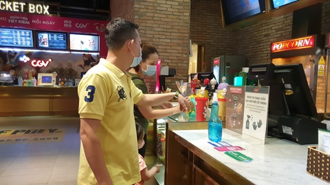 Nhiều điểm vui chơi, mua sắm ở TP. HCM vắng vẻ giữa dịch corona - Ảnh 13. Nhiều điểm vui chơi, mua sắm ở TP. HCM vắng vẻ giữa dịch corona - Ảnh 13.