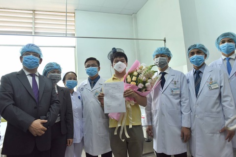 Bệnh viện Chợ Rẫy cho bệnh nhân Li Zichao xuất viện, người cha vẫn dương tính - Ảnh 3. Bệnh viện Chợ Rẫy cho bệnh nhân Li Zichao xuất viện, người cha vẫn dương tính - Ảnh 3.