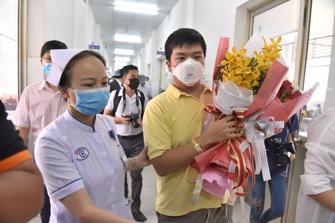 Bệnh viện Chợ Rẫy cho bệnh nhân Li Zichao xuất viện, người cha vẫn dương tính - Ảnh 5. Bệnh viện Chợ Rẫy cho bệnh nhân Li Zichao xuất viện, người cha vẫn dương tính - Ảnh 5.