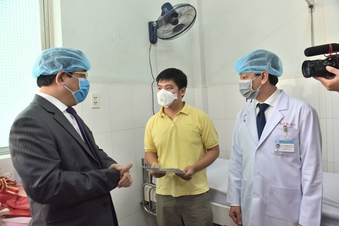 Bệnh viện Chợ Rẫy cho bệnh nhân Li Zichao xuất viện, người cha vẫn dương tính - Ảnh 4. Bệnh viện Chợ Rẫy cho bệnh nhân Li Zichao xuất viện, người cha vẫn dương tính - Ảnh 4.