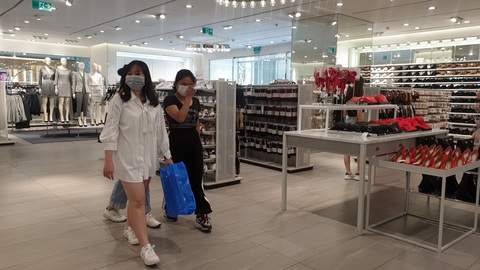 Nhiều điểm vui chơi, mua sắm ở TP. HCM vắng vẻ giữa dịch corona - Ảnh 14. Nhiều điểm vui chơi, mua sắm ở TP. HCM vắng vẻ giữa dịch corona - Ảnh 14.