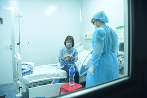 Tất cả người nhiễm virus corona đều được điều trị miễn phí - Ảnh 1. Tất cả người nhiễm virus corona đều được điều trị miễn phí - Ảnh 1.