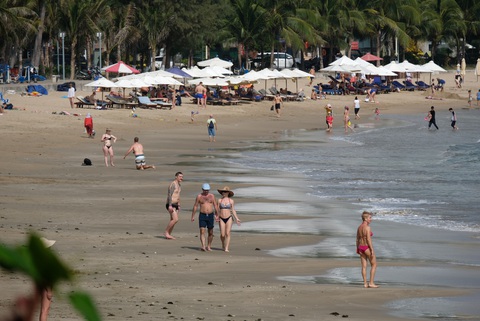 Du lịch Nha Trang trầm lắng, cửa hàng đóng im ỉm vì vắng khách Trung Quốc - Ảnh 2. Du lịch Nha Trang trầm lắng, cửa hàng đóng im ỉm vì vắng khách Trung Quốc - Ảnh 2.