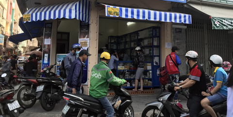 Cửa hàng thuốc tây ém khẩu trang, ‘chợ đen’ bán giá trên trời - Ảnh 4. Cửa hàng thuốc tây ém khẩu trang, ‘chợ đen’ bán giá trên trời - Ảnh 4.