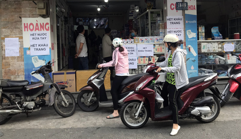 Cửa hàng thuốc tây ém khẩu trang, ‘chợ đen’ bán giá trên trời - Ảnh 2. Cửa hàng thuốc tây ém khẩu trang, ‘chợ đen’ bán giá trên trời - Ảnh 2.