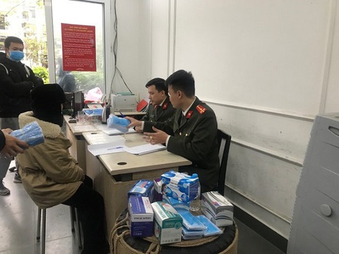 Hà Nội thu giữ số lượng lớn khẩu trang sắp đưa lên biên giới - Ảnh 2. Hà Nội thu giữ số lượng lớn khẩu trang sắp đưa lên biên giới - Ảnh 2.