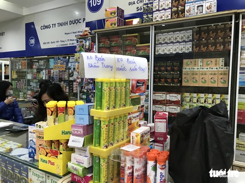 Chợ thuốc lớn nhất Hà Nội đồng loạt treo biển không bán khẩu trang, miễn hỏi - Ảnh 2. Chợ thuốc lớn nhất Hà Nội đồng loạt treo biển không bán khẩu trang, miễn hỏi - Ảnh 2.