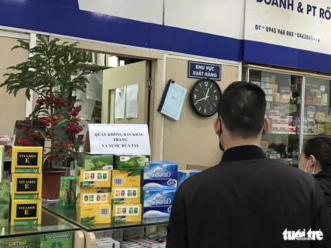 Chợ thuốc lớn nhất Hà Nội đồng loạt treo biển không bán khẩu trang, miễn hỏi - Ảnh 4. Chợ thuốc lớn nhất Hà Nội đồng loạt treo biển không bán khẩu trang, miễn hỏi - Ảnh 4.