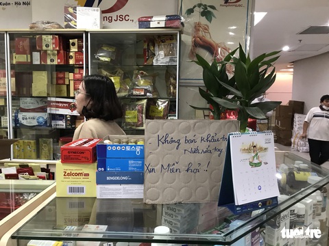 Chợ thuốc lớn nhất Hà Nội đồng loạt treo biển không bán khẩu trang, miễn hỏi - Ảnh 1. Chợ thuốc lớn nhất Hà Nội đồng loạt treo biển không bán khẩu trang, miễn hỏi - Ảnh 1.