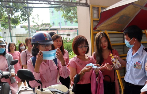 Khu công nghiệp kiểm tra công nhân ngay từ cổng để phòng dịch corona - Ảnh 2. Khu công nghiệp kiểm tra công nhân ngay từ cổng để phòng dịch corona - Ảnh 2.