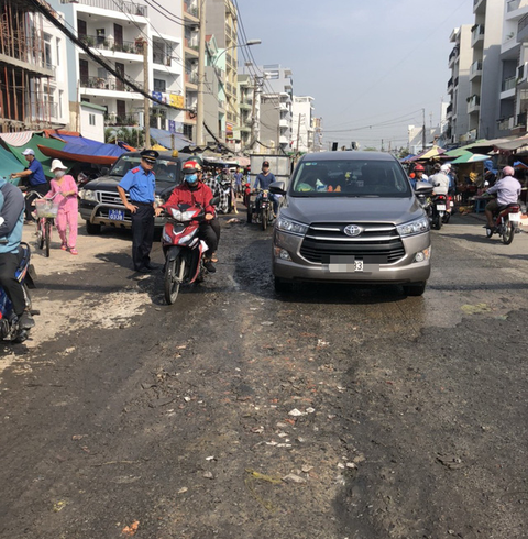 Xử vụ tấm sắt trơn khiến hàng loạt người đi xe máy té ngã - Ảnh 2. Xử vụ tấm sắt trơn khiến hàng loạt người đi xe máy té ngã - Ảnh 2.