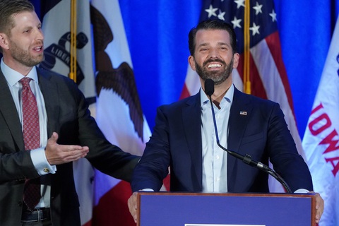 Ông Trump một mình một ngựa ở Iowa - Ảnh 1. Ông Trump một mình một ngựa ở Iowa - Ảnh 1.