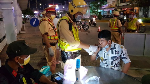 Sáng kiến thổi hơi vào bong bóng để kiểm tra nồng độ cồn - Ảnh 1. Sáng kiến thổi hơi vào bong bóng để kiểm tra nồng độ cồn - Ảnh 1.