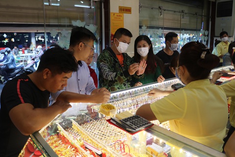 Giá vàng tuột sâu sau ngày vía Thần tài - Ảnh 1. Giá vàng tuột sâu sau ngày vía Thần tài - Ảnh 1.