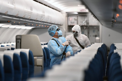 Máy bay Vietnam Airlines được khử trùng phòng dịch corona như thế nào? - Ảnh 2. Máy bay Vietnam Airlines được khử trùng phòng dịch corona như thế nào? - Ảnh 2.