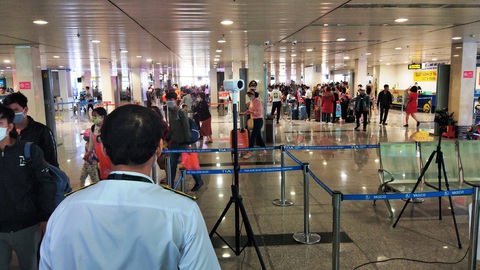 Căng mình kiểm soát dịch ở cửa ngõ Tân Sơn Nhất - Ảnh 7. Căng mình kiểm soát dịch ở cửa ngõ Tân Sơn Nhất - Ảnh 7.