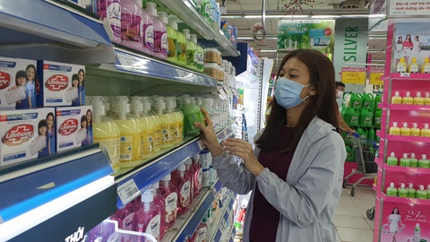 Vui như mua được khẩu trang y tế, nước rửa tay đúng giá - Ảnh 1. Vui như mua được khẩu trang y tế, nước rửa tay đúng giá - Ảnh 1.