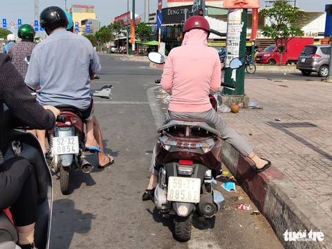 Khẩu trang y tế đã qua sử dụng vứt đầy đường - Ảnh 3. Khẩu trang y tế đã qua sử dụng vứt đầy đường - Ảnh 3.