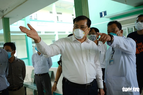 Chủ tịch Đà Nẵng vào khu cách ly thăm bệnh nhân chờ xét nghiệm virus corona - Ảnh 2. Chủ tịch Đà Nẵng vào khu cách ly thăm bệnh nhân chờ xét nghiệm virus corona - Ảnh 2.