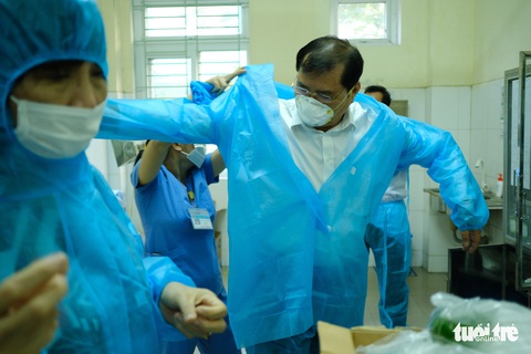 Chủ tịch Đà Nẵng vào khu cách ly thăm bệnh nhân chờ xét nghiệm virus corona - Ảnh 3. Chủ tịch Đà Nẵng vào khu cách ly thăm bệnh nhân chờ xét nghiệm virus corona - Ảnh 3.