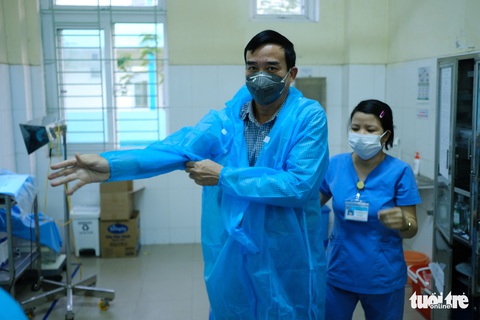 Chủ tịch Đà Nẵng vào khu cách ly thăm bệnh nhân chờ xét nghiệm virus corona - Ảnh 4. Chủ tịch Đà Nẵng vào khu cách ly thăm bệnh nhân chờ xét nghiệm virus corona - Ảnh 4.