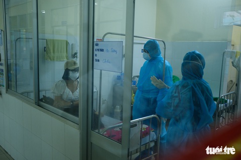 Chủ tịch Đà Nẵng vào khu cách ly thăm bệnh nhân chờ xét nghiệm virus corona - Ảnh 1. Chủ tịch Đà Nẵng vào khu cách ly thăm bệnh nhân chờ xét nghiệm virus corona - Ảnh 1.