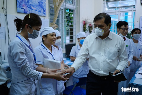 Chủ tịch Đà Nẵng vào khu cách ly thăm bệnh nhân chờ xét nghiệm virus corona - Ảnh 6. Chủ tịch Đà Nẵng vào khu cách ly thăm bệnh nhân chờ xét nghiệm virus corona - Ảnh 6.