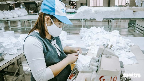 Vào nhà máy làm khẩu trang phòng virus corona, công nhân tăng ca gấp rưỡi - Ảnh 8. Vào nhà máy làm khẩu trang phòng virus corona, công nhân tăng ca gấp rưỡi - Ảnh 8.
