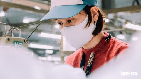 Vào nhà máy làm khẩu trang phòng virus corona, công nhân tăng ca gấp rưỡi - Ảnh 7. Vào nhà máy làm khẩu trang phòng virus corona, công nhân tăng ca gấp rưỡi - Ảnh 7.
