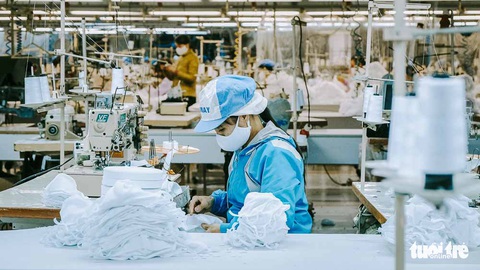 Vào nhà máy làm khẩu trang phòng virus corona, công nhân tăng ca gấp rưỡi - Ảnh 6. Vào nhà máy làm khẩu trang phòng virus corona, công nhân tăng ca gấp rưỡi - Ảnh 6.