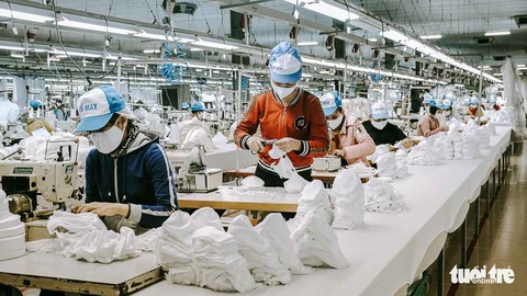 Vào nhà máy làm khẩu trang phòng virus corona, công nhân tăng ca gấp rưỡi - Ảnh 10. Vào nhà máy làm khẩu trang phòng virus corona, công nhân tăng ca gấp rưỡi - Ảnh 10.