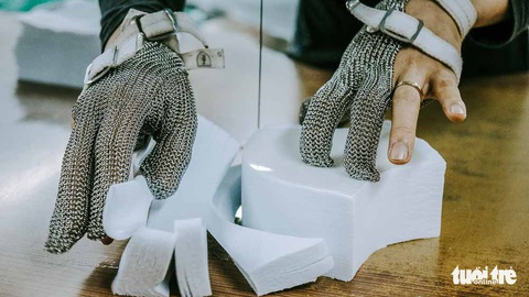 Vào nhà máy làm khẩu trang phòng virus corona, công nhân tăng ca gấp rưỡi - Ảnh 5. Vào nhà máy làm khẩu trang phòng virus corona, công nhân tăng ca gấp rưỡi - Ảnh 5.