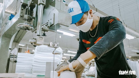 Vào nhà máy làm khẩu trang phòng virus corona, công nhân tăng ca gấp rưỡi - Ảnh 4. Vào nhà máy làm khẩu trang phòng virus corona, công nhân tăng ca gấp rưỡi - Ảnh 4.
