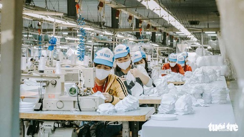 Vào nhà máy làm khẩu trang phòng virus corona, công nhân tăng ca gấp rưỡi - Ảnh 1. Vào nhà máy làm khẩu trang phòng virus corona, công nhân tăng ca gấp rưỡi - Ảnh 1.
