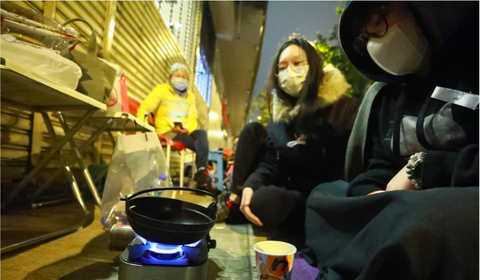 Hàng ngàn người Hong Kong xếp hàng qua đêm đợi mua khẩu trang - Ảnh 2. Hàng ngàn người Hong Kong xếp hàng qua đêm đợi mua khẩu trang - Ảnh 2.