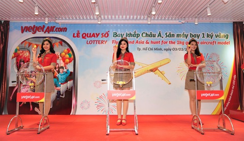 Hành khách bay Vietjet trúng 1 máy bay mô hình bằng vàng nguyên khối - Ảnh 1. Hành khách bay Vietjet trúng 1 máy bay mô hình bằng vàng nguyên khối - Ảnh 1.