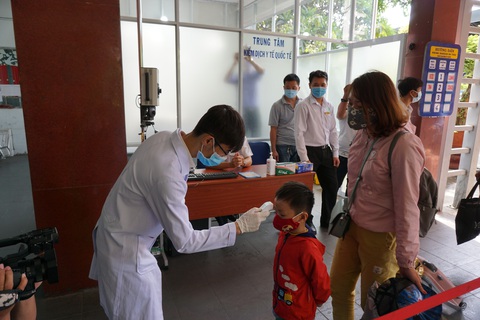 Kiểm tra thân nhiệt hành khách tại ga Sài Gòn chống dịch do virus corona - Ảnh 4. Kiểm tra thân nhiệt hành khách tại ga Sài Gòn chống dịch do virus corona - Ảnh 4.