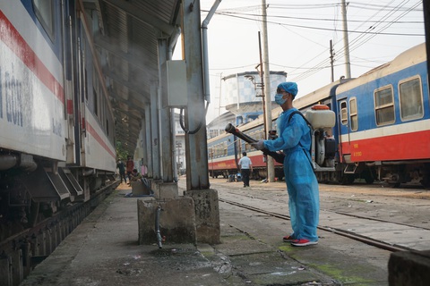 Cảnh khử trùng nguyên một đoàn tàu lửa trước khi chở khách ở ga Sài Gòn - Ảnh 6. Cảnh khử trùng nguyên một đoàn tàu lửa trước khi chở khách ở ga Sài Gòn - Ảnh 6.