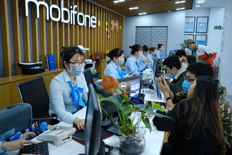 Mobifone khu vực 3 phát khẩu trang, khử trùng cửa hàng giao dịch phòng virus corona - Ảnh 2. Mobifone khu vực 3 phát khẩu trang, khử trùng cửa hàng giao dịch phòng virus corona - Ảnh 2.