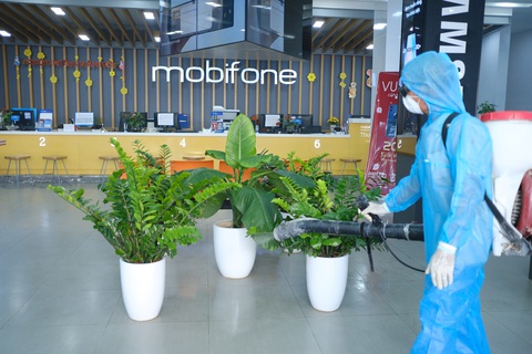 Mobifone khu vực 3 phát khẩu trang, khử trùng cửa hàng giao dịch phòng virus corona - Ảnh 3. Mobifone khu vực 3 phát khẩu trang, khử trùng cửa hàng giao dịch phòng virus corona - Ảnh 3.